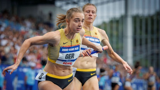 Die deutsche 4x400m Staffel der Frauen mit Mona Mayer und Vivienne Morgenstern gewinnt die Goldmedaille FISU World University Games.