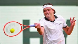 Tennisprofi Taylor Fritz schlägt eine Vorhand