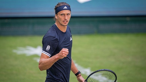 Alexander Zverev bejubelt seinen Sieg im Erstrundenmatch in Halle/Westfalen