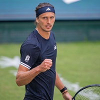 Alexander Zverev bejubelt seinen Sieg im Erstrundenmatch in Halle/Westfalen