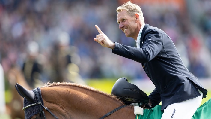 André Thieme bejubelt 2024 auf Chakaria seinen Sieg in Aachen