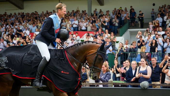 André Thieme auf Paule beim Spring-Derby in Hamburg