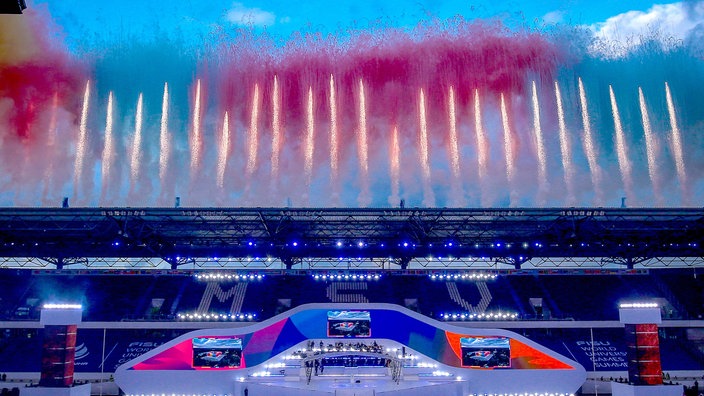 Eine Pyroshow ließ das Duisburger Stadion zu Beginn der Eröffnungsfeier der World University Games in vielen Farben erstrahlen.