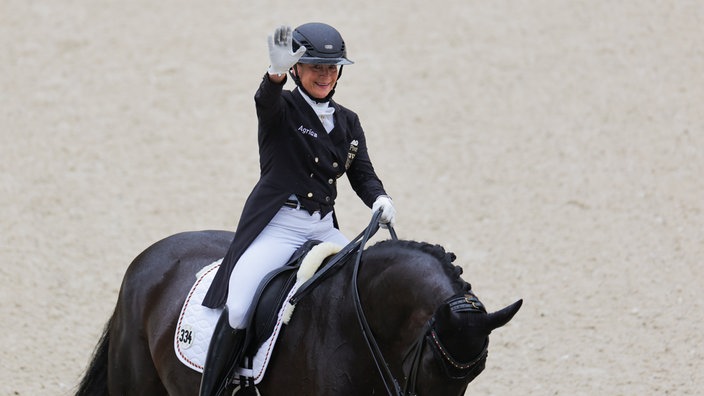 Deutschlands Isabell Werth winkt dem Publikum zu