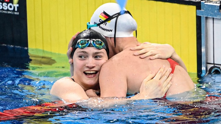 Nina Holt (l.) jubelt zusammen mit Lena Oppermann 