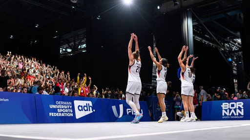 Die deutschen 3x3 Basketballerinnen feiern ihren Sieg im Finale gegen China mit den Fans