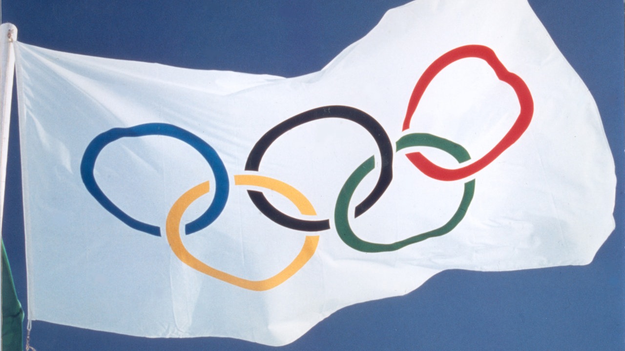 Die olympischen Ringe auf einer Flagge.