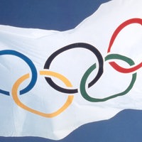 Die olympischen Ringe auf einer Flagge.