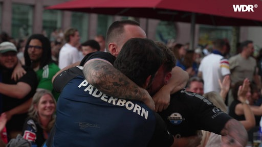 Drei Spieler von SC Paderborn umarmen sich nach dem Halbzeitpfiff 