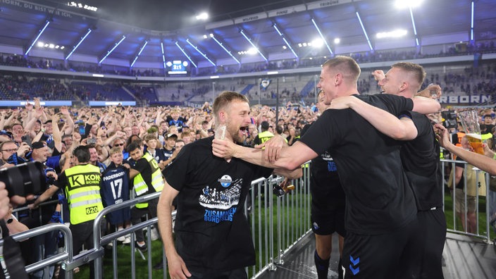 Spieler des SC Paderborn bejubelt den Aufstieg 