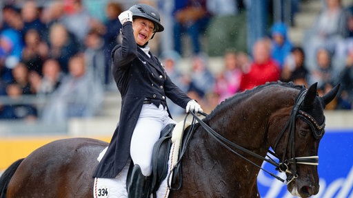 Isabell Werth auf Wendy de Fontaine jubelt
