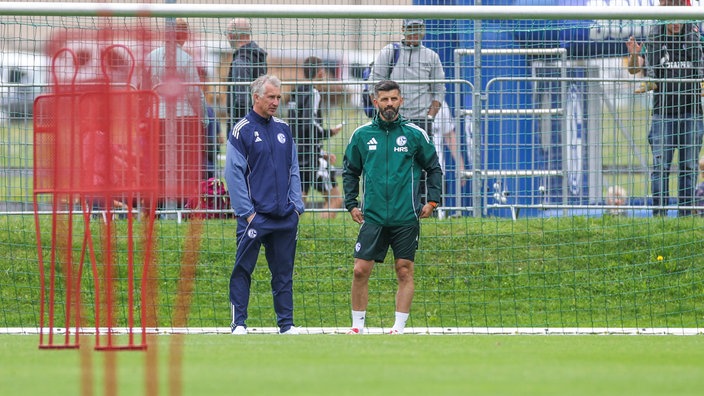Frank Baumann (l.) und Schalke-Trainer Miron Muslic beim Training.
