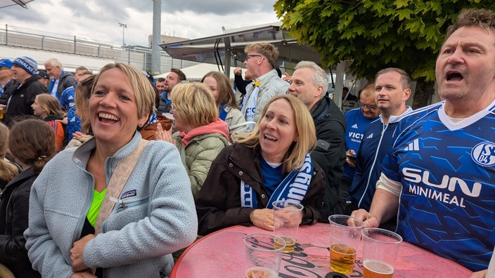 Schalke-Fans bejubeln ihre Mannschaft.