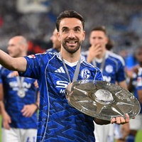 Kenan Karaman mit der Meisterschale der 2. Bundesliga