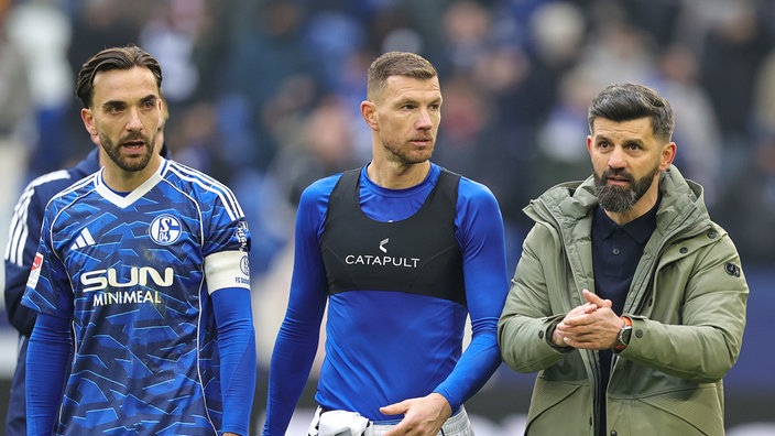 Die Schalker Kenan Karaman (l.), Edin Dzeko (m.) und Trainer Miron Muslic (r.)