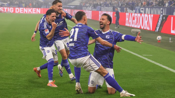 Schalke-Profi Kenan Karaman (r.) bejubelt mit Mitspieler sein Tor gegen Fortuna Düsseldorf