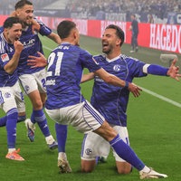 Schalke-Profi Kenan Karaman (r.) bejubelt mit Mitspieler sein Tor gegen Fortuna Düsseldorf