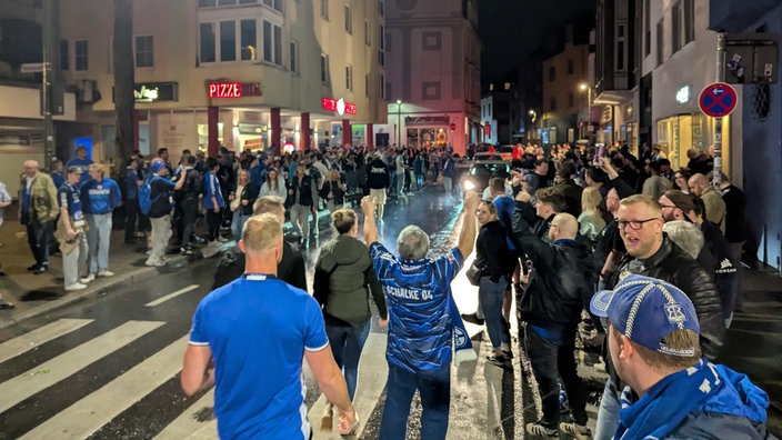 Schalke-Fans feiern in der Innenstadt von Gelsenkirchen-Buer