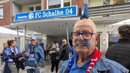 Bunt verkleideter Schalke-Fan