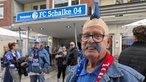 Bunt verkleideter Schalke-Fan