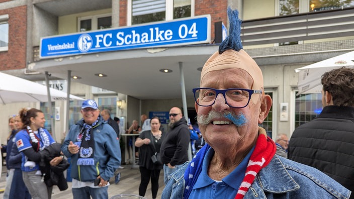 Bunt verkleideter Schalke-Fan