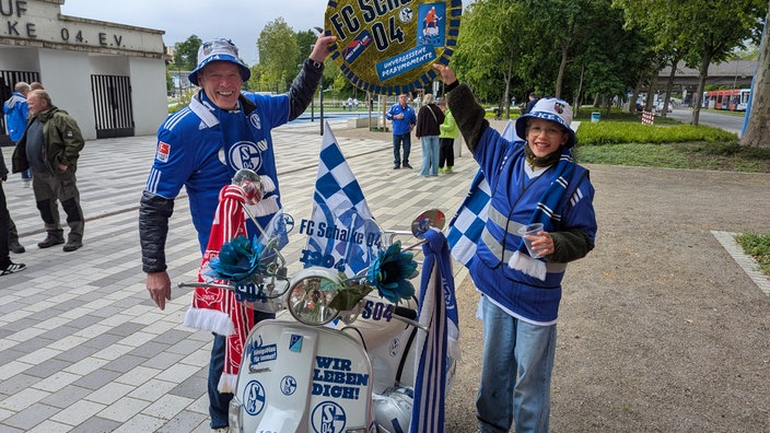 Zwei Schalke-Fans und eine blau-weiße Vespa