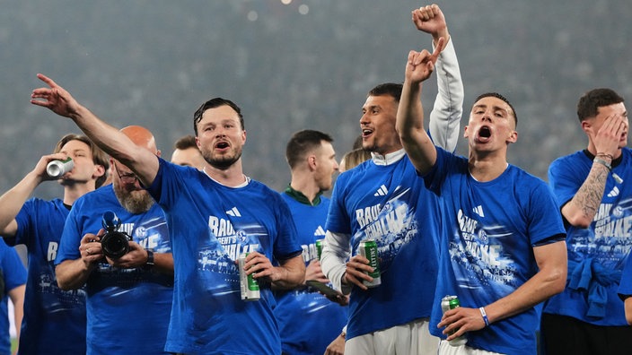 Feiernde Schalke-Spieler nach dem feststehenden Bundesliga-Aufstieg 2026