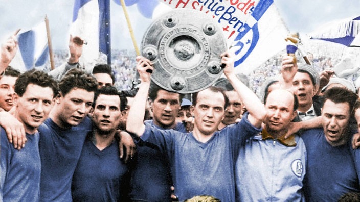 Der FC Schalke 04 jubelt mit der Meisterschale