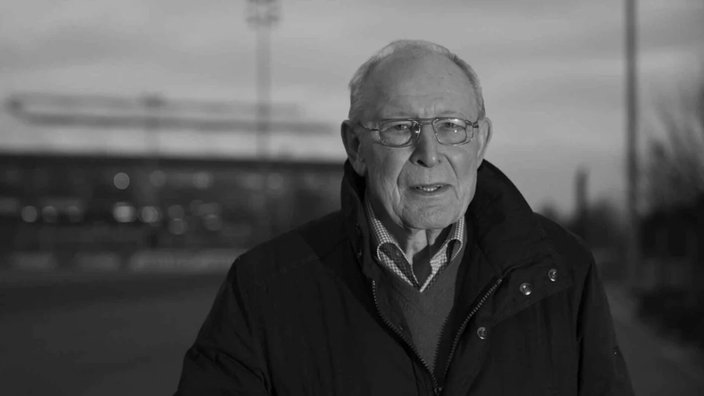 Porträt von manfred Kreuz in schwarz weiß auf dem Gelände vom FC Schalke 04 vor der Arena