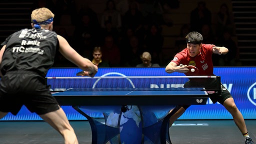 Der Düsseldorfer Dang Qiu (r.) im Hauptrundenspiel gegen den TTC Schwalbe Bergneustadt