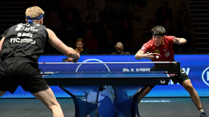 Der Düsseldorfer Dang Qiu (r.) im Hauptrundenspiel gegen den TTC Schwalbe Bergneustadt