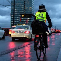 Ein Perosn fährt mit dem Fahrrad über die Deutzer Brücke, auf der Fahrbahn stauen sich diverse Fahrzeuge