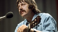 Der Ostberliner Liedermacher Wolf Biermann bei seinem Konzert in Köln am 13.11.1976