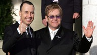 Elton John u. David Furnish am 21.12.2005 nach ihrer zivilen Partnerschaftszeremonie