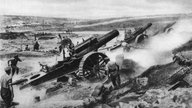  Schwere britische Artillerie feuert im August 1916 bei Fricourt-Mametz während der Schlacht an der Somme