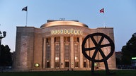 Gebäude der Volksbühne Berlin am Rosa-Luxemburg-Platz in Berlin-Mitte.