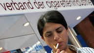 Eine Frau raucht am Dienstag (20.06.2006) in Berlin beim