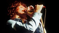 Jim Morrison während eines Auftritts (undatiert)