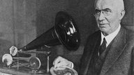 Emil Berliner mit seinem Grammophon, Foto um 1888