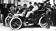 Der Autopionier Wilhelm Maybach sitzt auf dem Beifahrersitz eines Mercedes-Simplex-Wagens aus dem Jahre 1903 