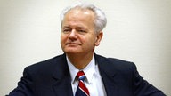 Serbenführer Slobodan Milosevic vor dem UN-Kriegsverbrechertribunal in den Haag am 13.02.2002