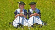 Zwei Trachtlerinnen bei der Trachtenwallfahrt nach Maria Eck im Chiemgau