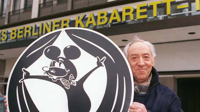 Dieter Hallervorden vor dem Kabarett-Theater "Die Wühlmäuse"