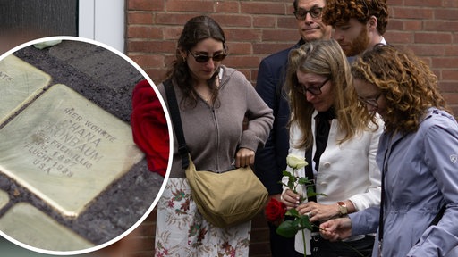 Angehörige bei der Verlegung der Stolpersteine mit Rosen