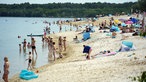 Leute liegen an einem Strand