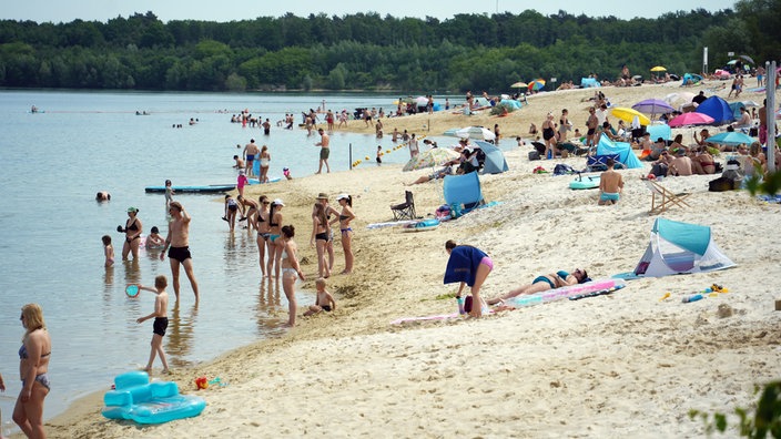 Leute liegen an einem Strand