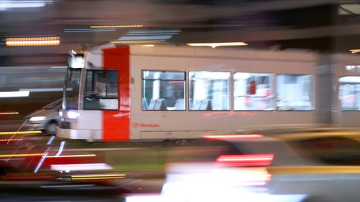 Eine Straßenbahn fährt in der Nacht durch Düsseldorf