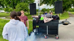 Studierende aus Paderborn mit dem Disco- und Grillwagen in den Weserwiesen Minden