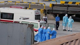 Medizinisches Personal in Schutzkleidung erwartet Ankunft des Kreuzfahrtschiffes, auf dem es Infektionen mit dem Hantavirus gab