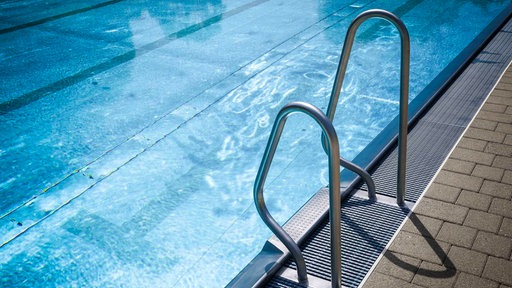 Leeres Becken im Freibad (Symbolbild)
